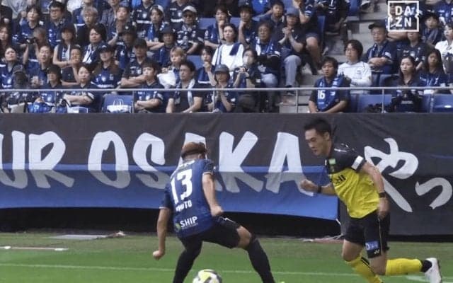 なんて股抜きだ！ 柏MFの“急加速ドリブル”がまるで三笘薫「こんな技いつ覚えた！？」「極上だ」スーパー突破から絶品アシスト