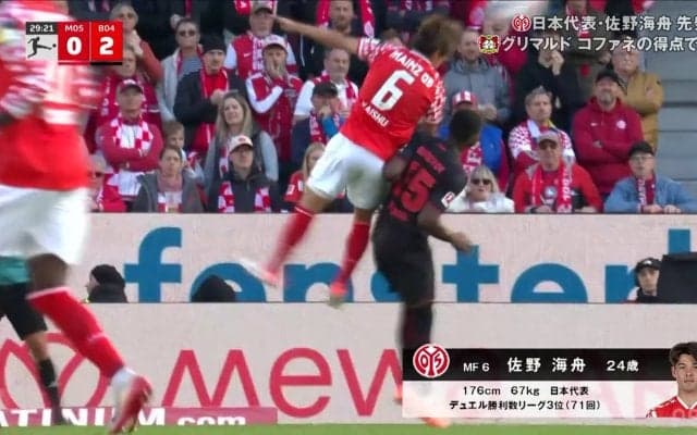 「危ないぞ！」佐野海舟、敵の“空中戦逃亡”で背中から落下…「そりゃ監督も文句言いたくなる」ノーファウル判定にスタジアム大ブーイング