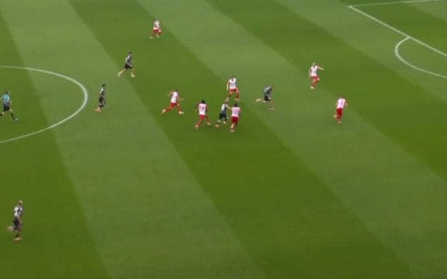 堂安律、古巣相手の“仕掛け”に脚光「4人に囲まれても関係ない」“強引ドリブル”で同点ゴールを呼び込む