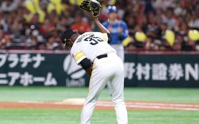 鷹モイネロ、突然グラブ叩きつける　四球に悔しさ露わ…珍しい行動に場内ざわつく