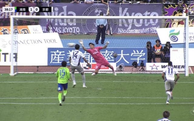 嘘だろ？“我慢”のPKストップに絶賛の嵐！「よく動かずに待った」「読みがお見事」湘南GKがど真ん中の強烈シュートを弾いた瞬間