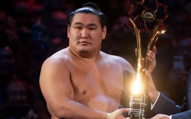 ロンドン公演Vの横綱がサッカー名門クラブのピッチに降臨！四股を踏み、銅像には塩をまく　ファン熱狂「なんて光栄なことだ」