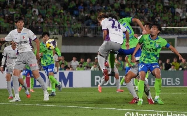 ｢残留｣と｢優勝｣を追い求める激戦！ 湘南FW鈴木章斗のエース証明弾！ PK失敗、一発レッドも京都が執念の同点弾！“痛み分け”の日曜日