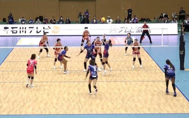 女子バレー、相手全員がダマされた“緩急えぐい”秀逸なツーアタックに会場どよめき