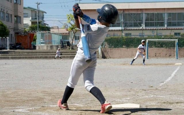 「バット投げ」でスイングの悪癖が分かる？　軌道修正の鍵は“体の回転＆踏み出し足”