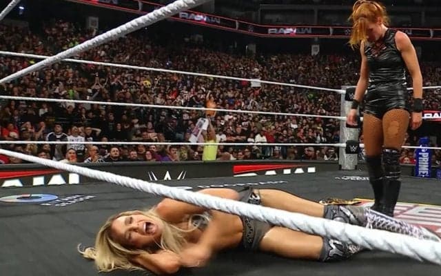 美女レスラー、後頭部をベルトで殴打されあわや失神寸前 \"劣勢女王\"のなりふり構わぬ暴挙に会場騒然