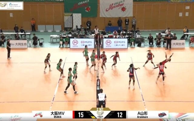 女子バレー、看板に激突で“ぐにゃ” 執念のフライングレシーブに拍手と歓声