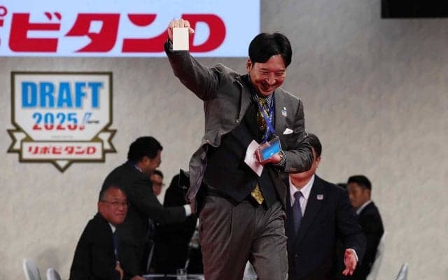 藤川球児監督が「火の玉ストレートの右手」で立石正広を引き当てる　“元阪神監督対決”を制し反響「勝利の女神は微笑んだ」【プロ野球ドラフト会議2025】