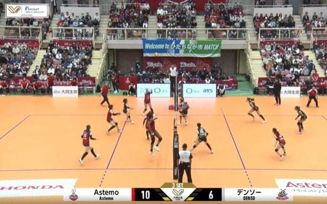 女子バレー、気になって仕方ない… 選手より目立つ“熱血”ヘッドコーチ 情熱的リアクションに釘付け