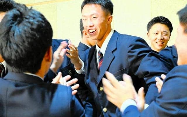 札幌日大の窪田洋祐選手がオリックスの4位指名　同級生とハイタッチ