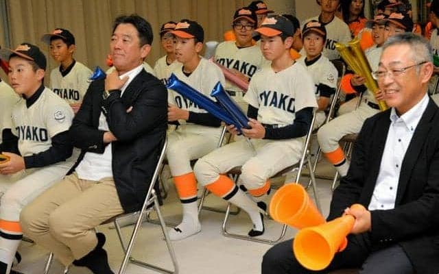 北海道出身、石垣元気選手がドラフト1位指名　後輩たちから大歓声