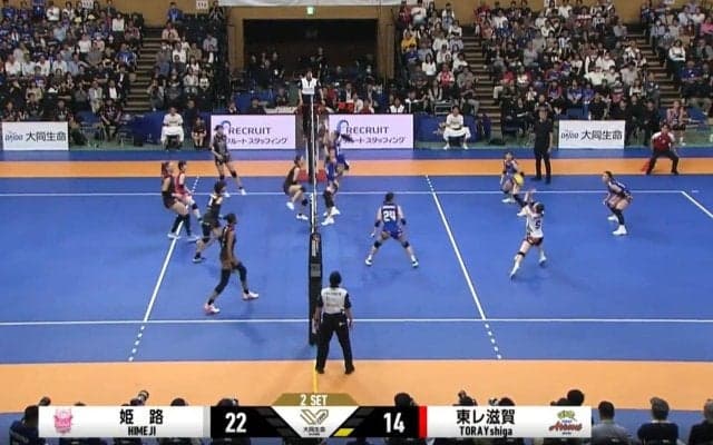 女子バレーで“あわや”顔面直撃の強烈スパイク 反射神経“えぐっ”驚きの超絶レシーブにアリーナどよめき