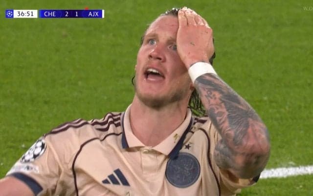 「もろに顔面入ってる」額から大流血！スパイク足裏が頭部を直撃するアクシデント「もつれたあとか」「故意ではないだろうけど」血まみれ顔にスタジアム騒然