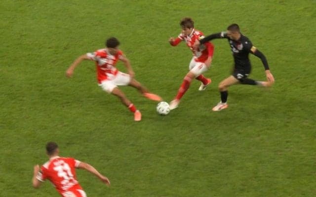 「もろに足削ってる」佐野海舟、危機一髪「結構えぐいタックルやん」超危険な足裏キックをギリギリ回避も味方選手が被害に