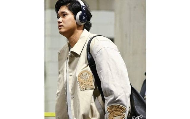 大谷翔平、デコピンジャケットで球場入り　WS開幕戦に“家族”と一緒…球団SNSが公開
