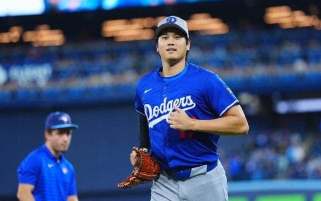 大谷翔平、異例の100m大遠投→ボール大盤振る舞い　捕球失敗で再度投げ入れ…敵地ファン魅了