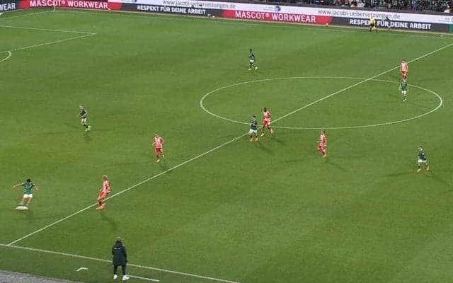 「正確なパス！」日本代表DF、オフサイドギリギリの圧巻ロングパスでゴラッソ演出！今季リーグ2アシスト目を記録