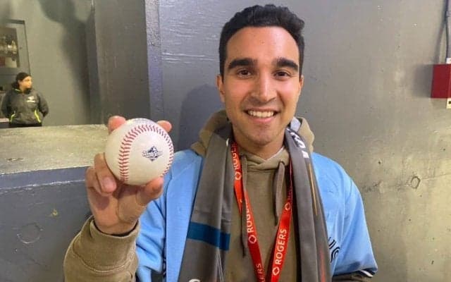 大谷翔平のWS初HR球キャッチ　周囲からは「ビッグマネー」も…Bジェイズファン「保管」