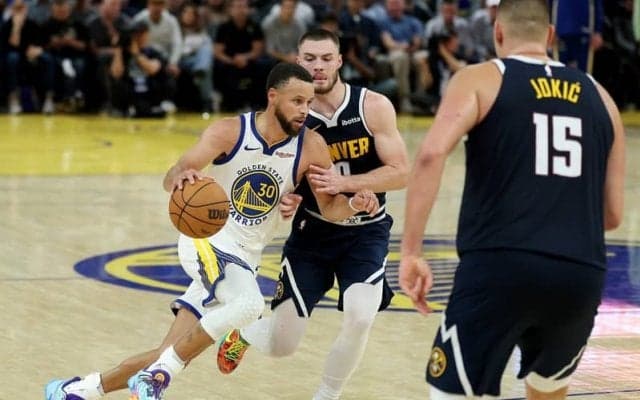 クラッチタイムに怒濤の16連続得点…カリーが42得点を奪ってナゲッツを撃破