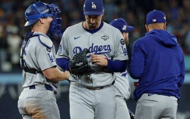 ドジャース、衝撃の“崩壊”…エース左腕スネルの降板から1回9失点を生んだ継投策に米記者たちが嘆き「ブルペンにとって悪夢だ」