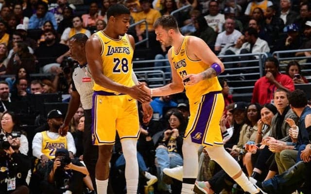 レイカーズが快勝で今季初白星…ドンチッチが49得点、八村塁とリーブスも20得点超え