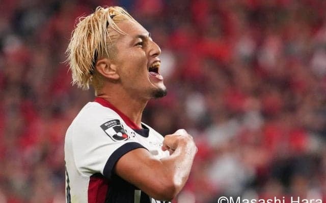 ｢お前がNo.1だ！｣足を攣りながらでも決める！  首位・鹿島FW鈴木優磨が土壇場“残り8秒”での魂の右足ボレー弾！｢やっぱカッコ良すぎる｣｢最高だよ鈴木優磨!!｣