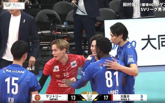 髙橋藍、試合中に驚きの行動 弾丸スパイクで衝撃光景 西田有志の“顔面”直撃も… 両者の振る舞いに「いつも楽しそう」反響