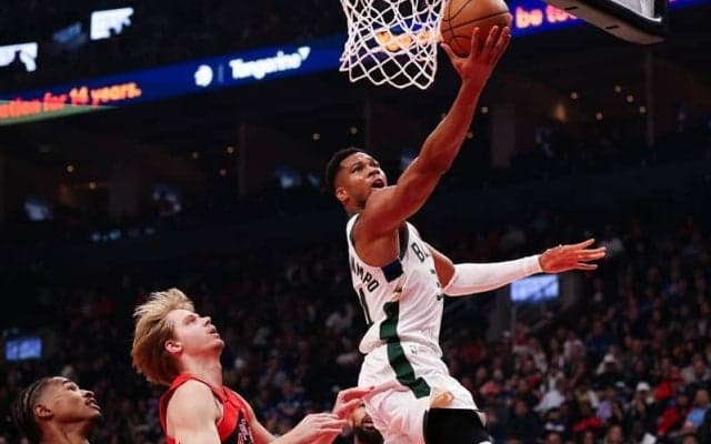 NBA史上初…ヤニスがシーズン最初の2戦で60得点、30リバウンド、10アシストをクリア