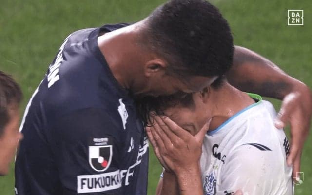 「泣いちゃうよ…」J2降格で号泣…古巣湘南の選手を次々に抱きしめた福岡FWの“優しさ”に感動反響「ウェリントンも辛そう」「本当に良い人」
