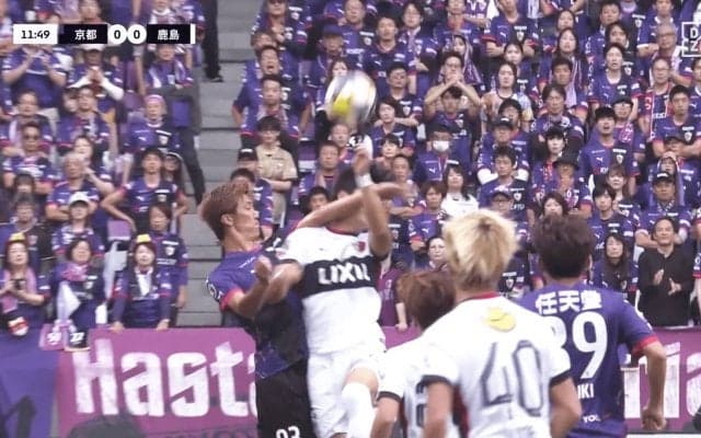 鈴木優磨が鬼の形相！「危なすぎる…」京都FWの“顔面肘打ち”に鹿島が猛抗議「明らかに相手をブロックした」解説者も苦言