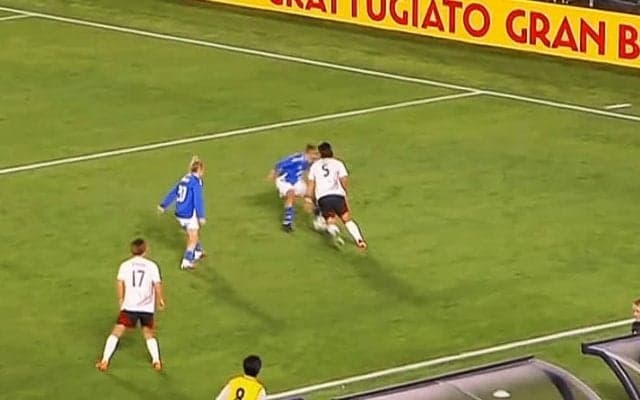 敵地騒然！なでしこDFの“股抜き突破”が脚光「うまくない？」「海外に行こう」高橋はながイタリアFWを翻弄した瞬間