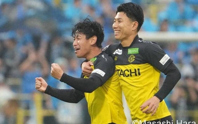 雨の日立台で“太陽王”が勝ち名乗り！ 山田雄士がミドル弾＆仲間隼斗が2点目！ 柏が首位に勝点差1肉薄の勝利にリカ将も興奮！ 横浜FCは失意の敗戦…
