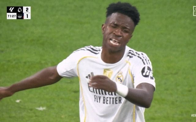 「めっちゃキレてる」ヴィニシウス、クラシコ途中交代に激昂！「明らかな不満顔」「気持ちはわかるけど抑えないと」監督に目もくれずロッカールームへ