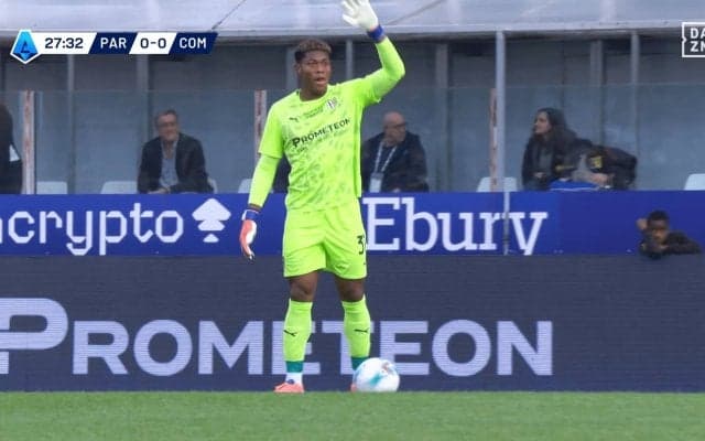 えっ、鈴木彩艶が蹴るの！？GKなのにピッチ中央のFK担当→決定機演出「戦術ザイオンすぎるw」「キックえぐい」ファン騒然