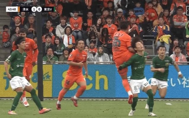 「カード相当」肘が後頸部に直撃…「ジャンピングニードロップは駄目」エスパルスMFとヴェルディMFの危険な接触にファン騒然