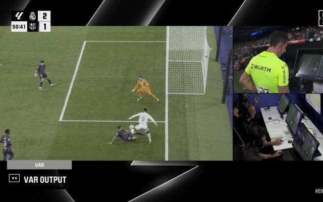 クラシコで物議のPKジャッジ！「手が動いてる」「どうみても不回避」VARハンド判定にバルサDFが唖然…SNSで論争勃発「ルールが難しい」