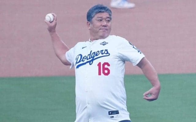 野茂英雄氏、WS始球式はトルネード披露せず　捕手・山本由伸へ一投…ド軍本拠地大歓声