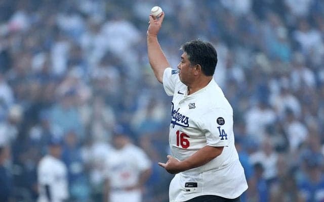 何が起きた…！？ 野茂英雄氏、目を疑う“まさかの行動”「さすがレジェンド」“捕手”山本由伸への神対応が話題に「バトンは渡された」