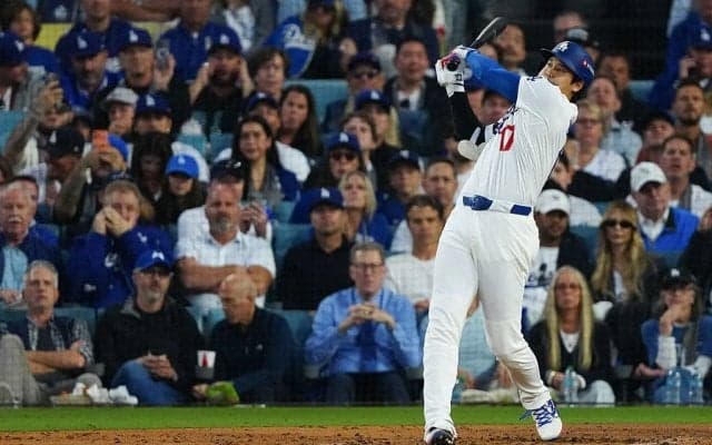 なぜ打った…！？ 大谷翔平、想定外の“悪球打ち”「そりゃビビる」人間離れした“まさかの豪快弾”に「投げるところないw」