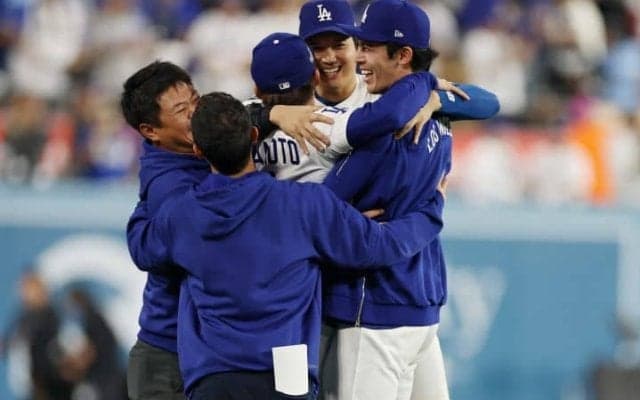 「これはたまらない」米記者が注目したド軍“日本人トリオ”の光景「輪になって飛び跳ねている」