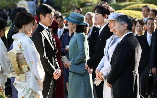 天皇、皇后両陛下が競馬の武豊さんらと歓談　秋の園遊会