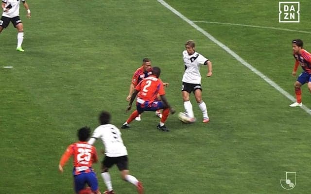 嘘だろ！？ 大迫勇也の“半端ないトラップ”が話題「神がかってる」「役者が違う」決定機を作りPK誘発