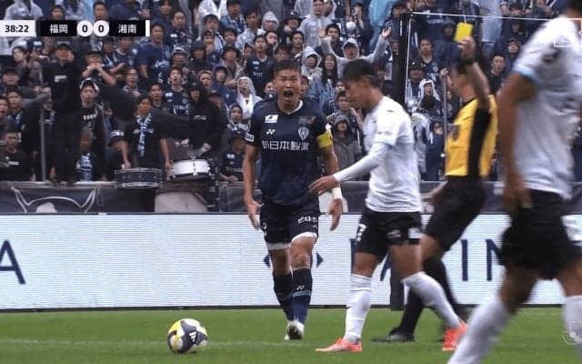 “豹変”に騒然！ 福岡DFが危険キック被害に大悶絶→いきなり復活で激怒「ガッツリ蹴り上げてる」「めちゃくちゃ大丈夫だったw」