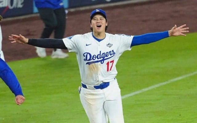 由伸じゃない…大谷翔平が“バックハグ”した人物　歓喜直後の光景に日米感動「最高の1枚」