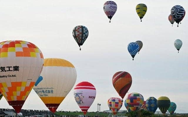 佐賀平野の秋空に熱気球124機　佐賀バルーンフェスタ開幕