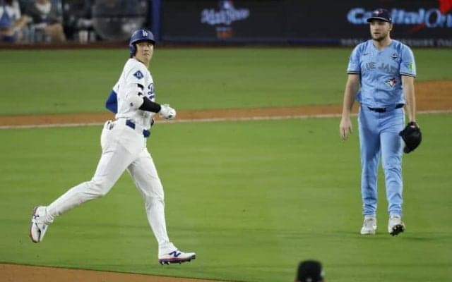 「ルーキー投手に完全に抑え込まれ…」ド軍世界一連覇へ崖っぷち　22歳右腕がWS新記録12奪三振…本拠地でブーイング響く