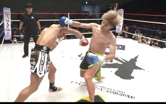 「ダウンだろ今の」四股を踏むようにダウンを回避 よもやの展開に「チャンスなのに」「行かないと」放送席も苦言