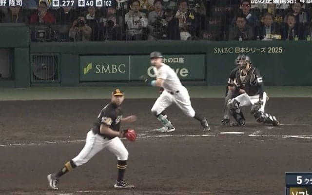 なんで…！？ 阪神・佐藤輝明が「ヤバすぎる」目を疑う“神打撃”→相手投手のリアクションが話題に「よく打ったな」「なぜ真っ直ぐ？」