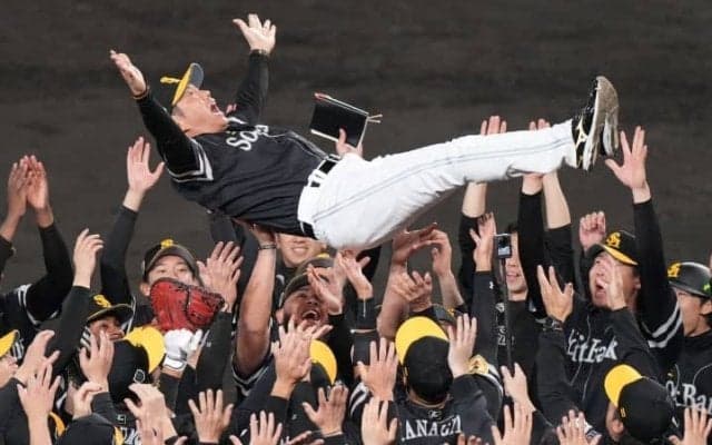 「首位打者に代打…勝負の流れを引き寄せた」日本一ソフトバンク逆転の転機　球界OB称賛「野球が厳しかった」【日本シリーズ】