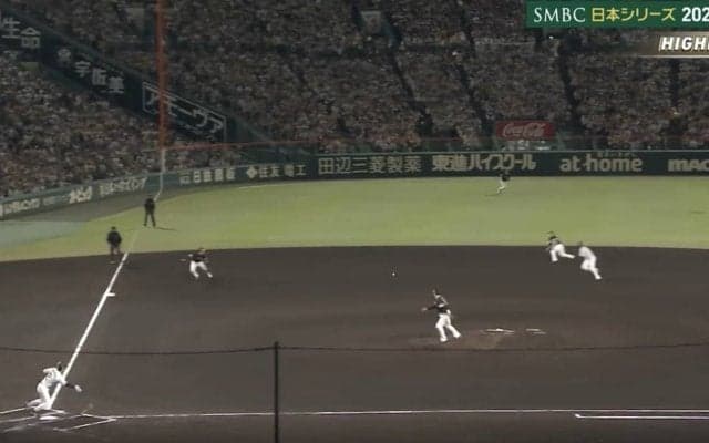 どうした…！？ 阪神・坂本誠志郎の打球で“まさかの光景”「魔物やな」甲子園の“独特のゴロ”→相手野手が困惑？「あれは難しい」